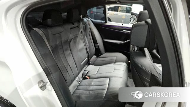 BMW 5 Series (G30) 2023 Белый из Кореи, фото 2