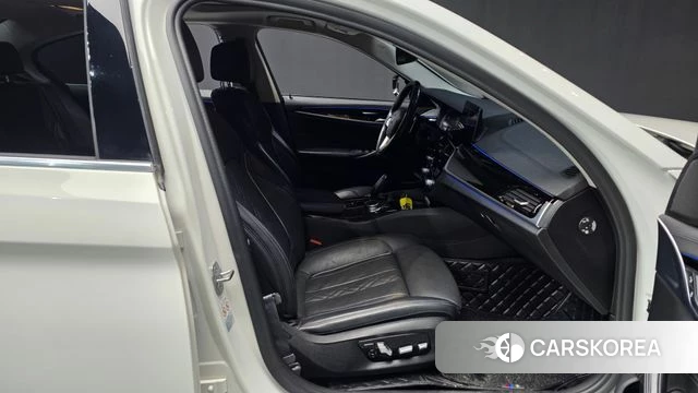 BMW 5 Series (G30) 2019 Белый из Кореи, фото 2