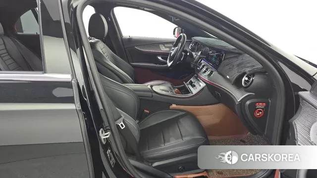 Mercedes-Benz E-Class W213 2021 Черный из Кореи, фото 2