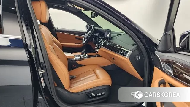 BMW 5 Series (G30) 2022 Черный из Кореи, фото 2