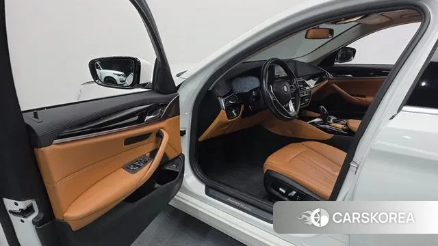 BMW 5 Series (G30) 2019 Белый из Кореи, фото 2