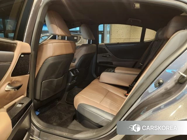 Lexus ES300h 7th generation 2023 Серый из Кореи, фото 2
