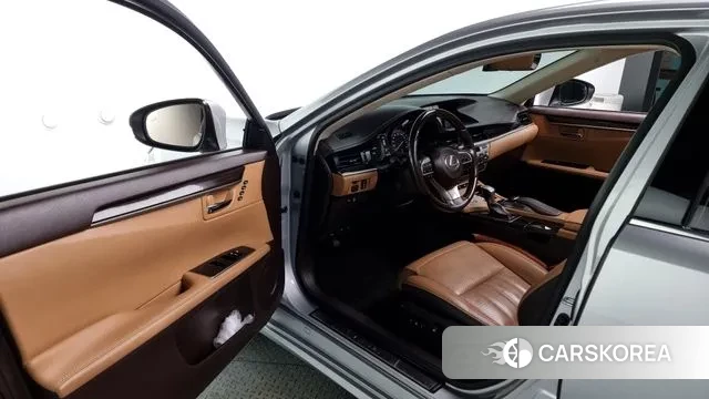 Lexus New ES300h 2018 Серебряный из Кореи, фото 2