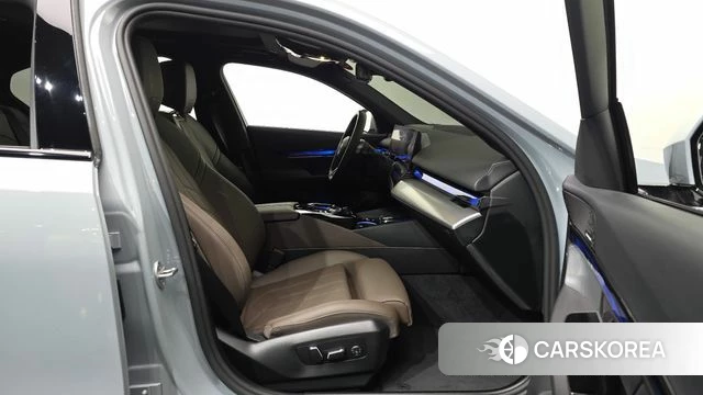 BMW 5 Series (G60) 2025 Цвет галактики из Кореи, фото 2