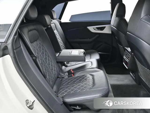 Audi Q8 (4M) 2023 Жемчужный цвет из Кореи, фото 2