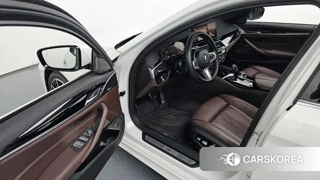 BMW 5 Series (G30) 2022 Белый из Кореи, фото 2