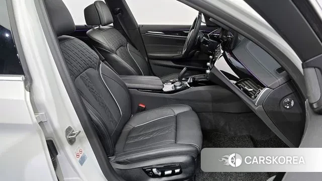 BMW 5 Series (G30) 2022 Белый из Кореи, фото 2