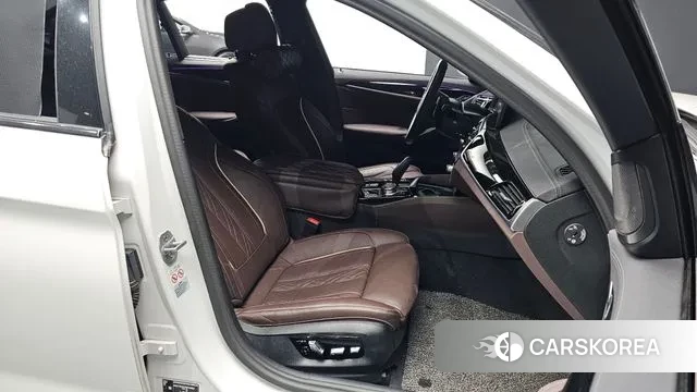 BMW 5 Series (G30) 2023 Белый из Кореи, фото 2