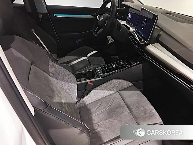 Volkswagen Golf 8th Generation 2025 Белый из Кореи, фото 2