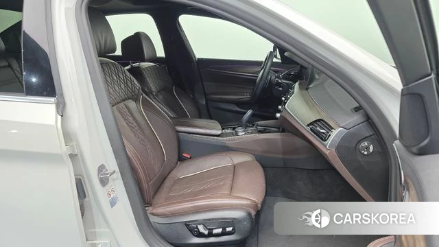 BMW 5 Series (G30) 2019 Белый из Кореи, фото 2