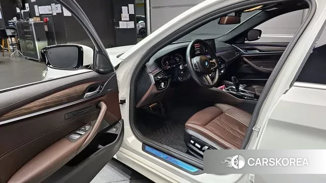 BMW 5 Series (G30) 2021 Белый из Кореи, фото 2