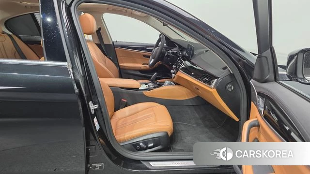 BMW 5 Series (G30) 2018 Черный из Кореи, фото 2