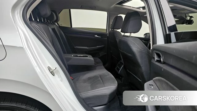 Volkswagen Golf 8th Generation 2023 Белый из Кореи, фото 2