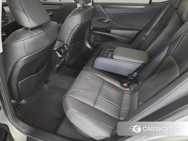 Lexus ES300h 7th generation 2023 Песочный из Кореи, фото 2