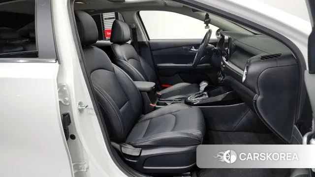 Kia The New K3 2nd generation 2022 Белый из Кореи, фото 2