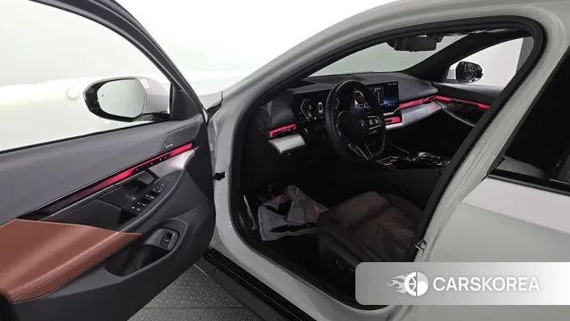 BMW 5 Series (G60) 2023 Белый из Кореи, фото 2