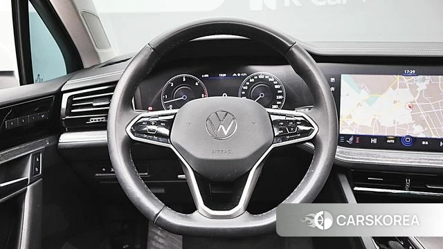 Volkswagen Touareg 3rd generation 2023 Белый из Кореи, фото 2