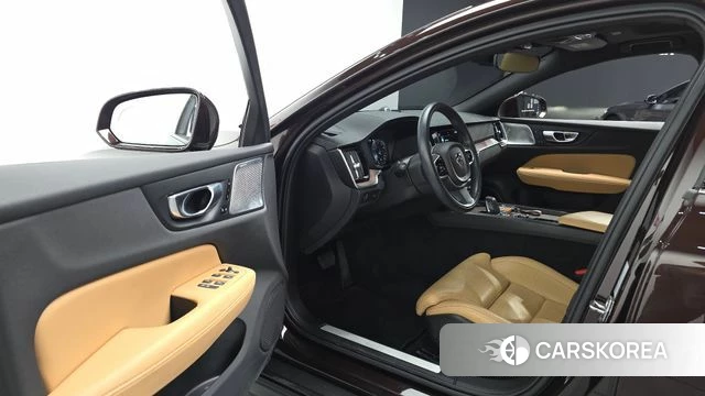 Volvo V60 Cross-Country 2nd Generation 2021 Коричневый из Кореи, фото 2