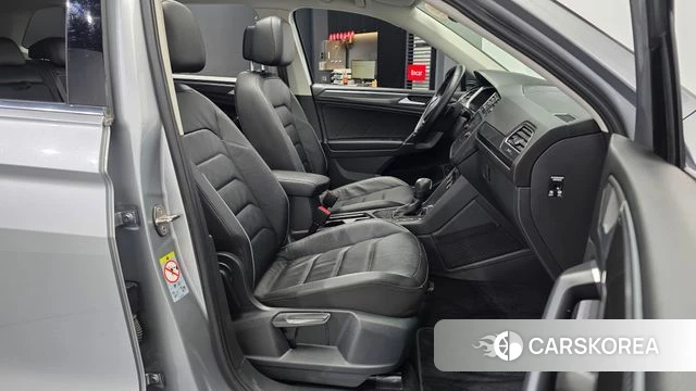 Volkswagen Tiguan Allspace 2020 Серебристо-серый из Кореи, фото 2