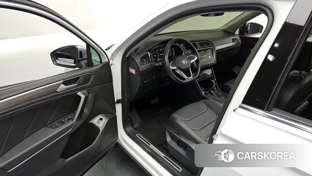 Volkswagen Tiguan Allspace 2022 Белый из Кореи, фото 2