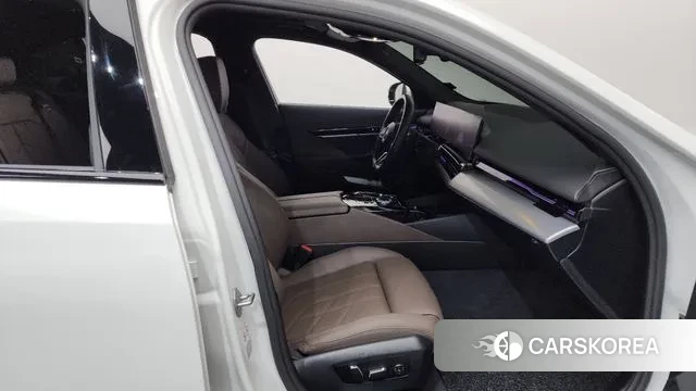 BMW 5 Series (G60) 2024 Белый из Кореи, фото 2