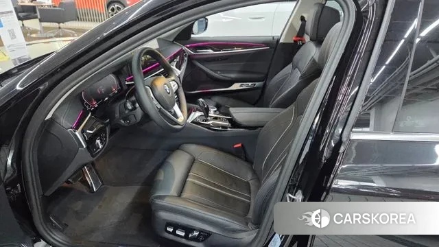 BMW 5 Series (G30) 2023 Черный из Кореи, фото 2