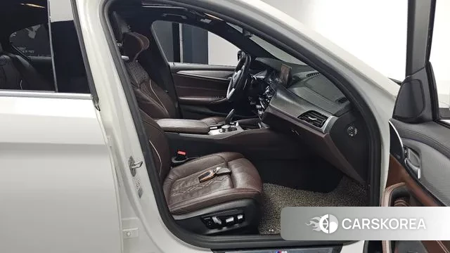 BMW 5 Series (G30) 2019 Белый из Кореи, фото 2