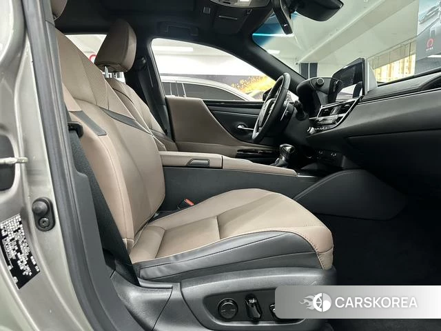 Lexus ES 2022 Серебристо-серый из Китая, фото 2