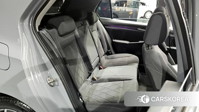 Volkswagen Golf 8th Generation 2024 Серебристо-серый из Кореи, фото 2