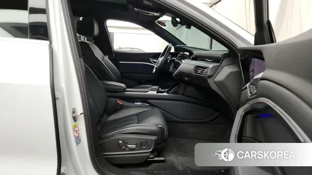 Audi e-Tron 2022 Белый из Кореи, фото 2