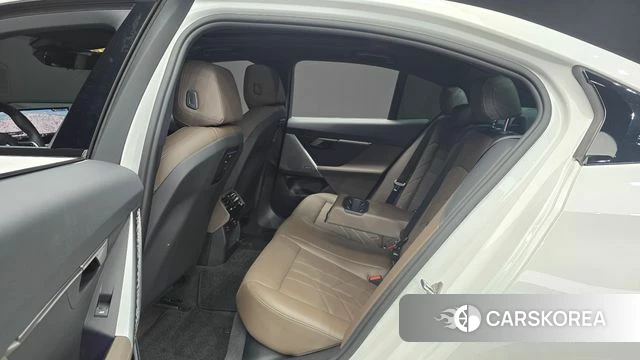 BMW 5 Series (G60) 2024 Белый из Кореи, фото 2