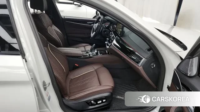 BMW 5 Series (G30) 2023 Белый из Кореи, фото 2