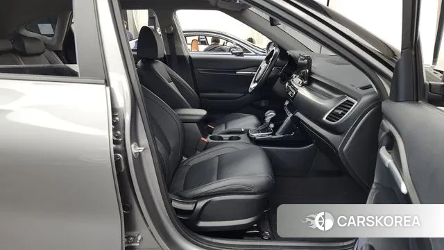 Kia Seltos 2021 Серебристо-серый из Кореи, фото 2