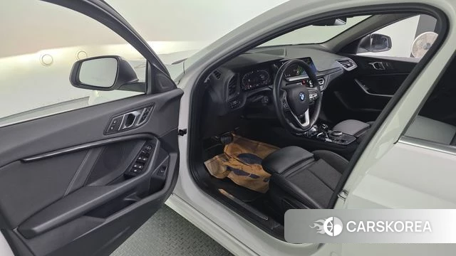 BMW 1 Series (F40) 2024 Белый из Кореи, фото 2