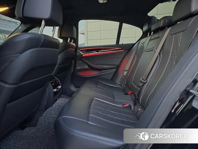 BMW 5 Series (G30) 2022 Черный двухцветный из Кореи, фото 2