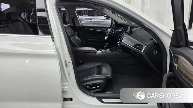 BMW 5 Series (G30) 2018 Белый из Кореи, фото 2