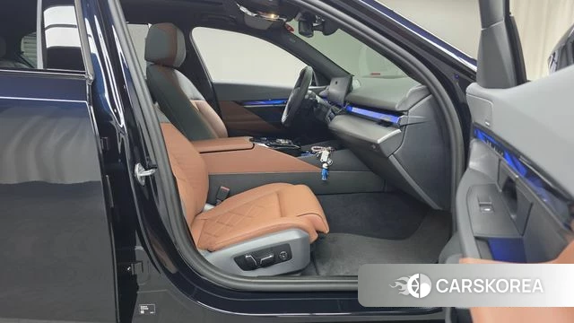 BMW 5 Series (G60) 2025 Черный из Кореи, фото 2