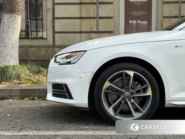Audi A4L 2018 Белый из Китая, фото 2