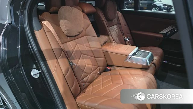 BMW 7 Series (G70) 2023 Черный из Кореи, фото 2