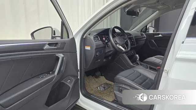 Volkswagen Tiguan second Generation 2022 Белый из Кореи, фото 2