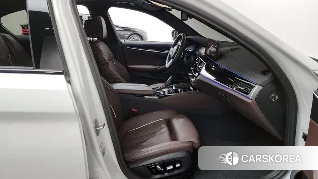 BMW 5 Series (G30) 2023 Белый из Кореи, фото 2