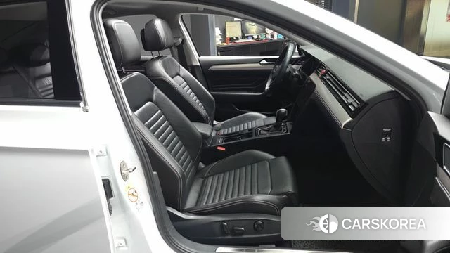 Volkswagen Passat GT (B8) 2022 Белый из Кореи, фото 2