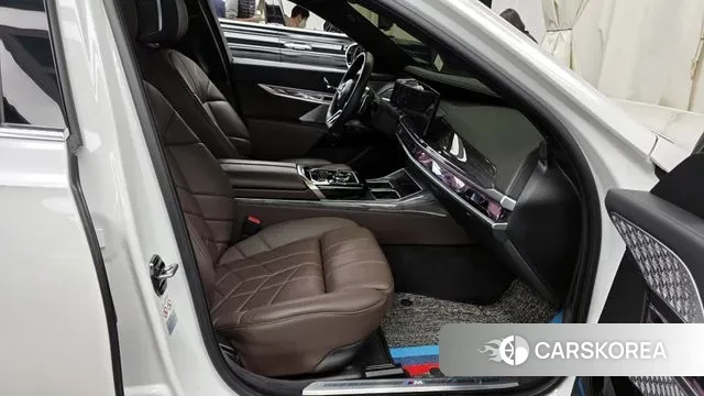 BMW 7 Series (G70) 2023 Белый из Кореи, фото 2