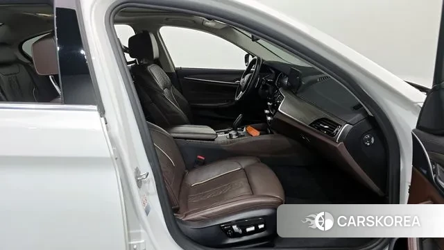 BMW 5 Series (G30) 2018 Белый из Кореи, фото 2