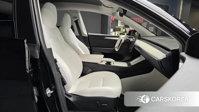 Tesla Model Y 2023 Черный из Кореи, фото 2