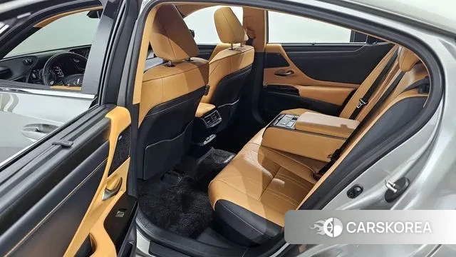 Lexus ES300h 7th generation 2025 Серый из Кореи, фото 2