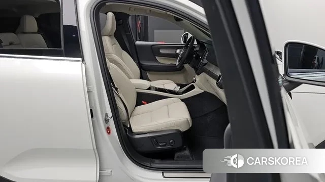 Volvo XC40 2024 Белый из Кореи, фото 2