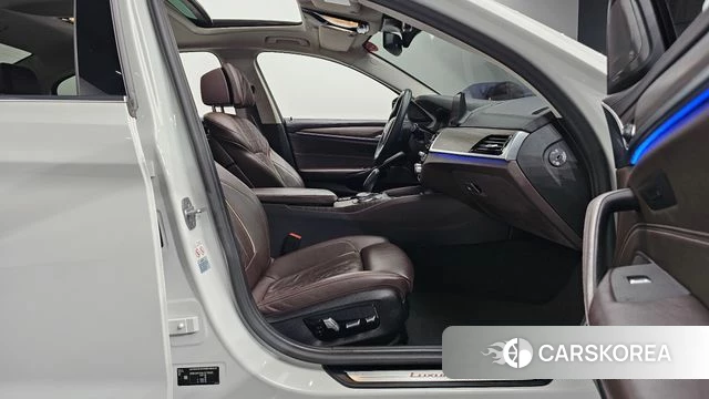 BMW 5 Series (G30) 2020 Белый из Кореи, фото 2