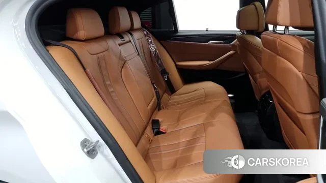 BMW 5 Series (G30) 2022 Белый из Кореи, фото 2