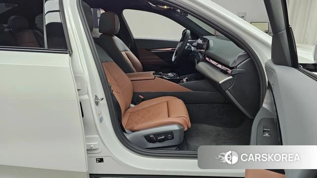 BMW 5 Series (G60) 2024 Белый из Кореи, фото 2